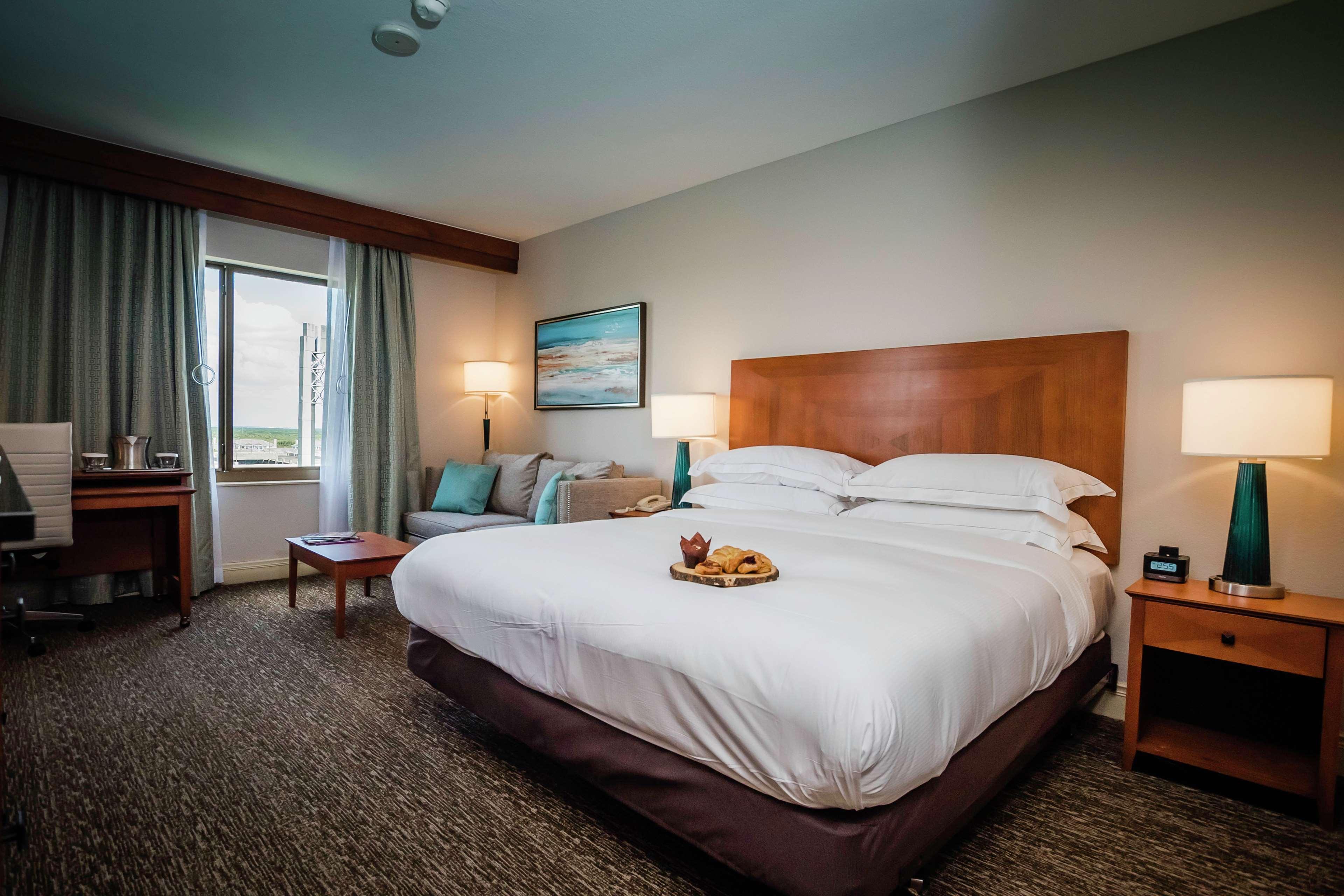 Hilton St. Petersburg Carillon Park Hotel Екстериор снимка