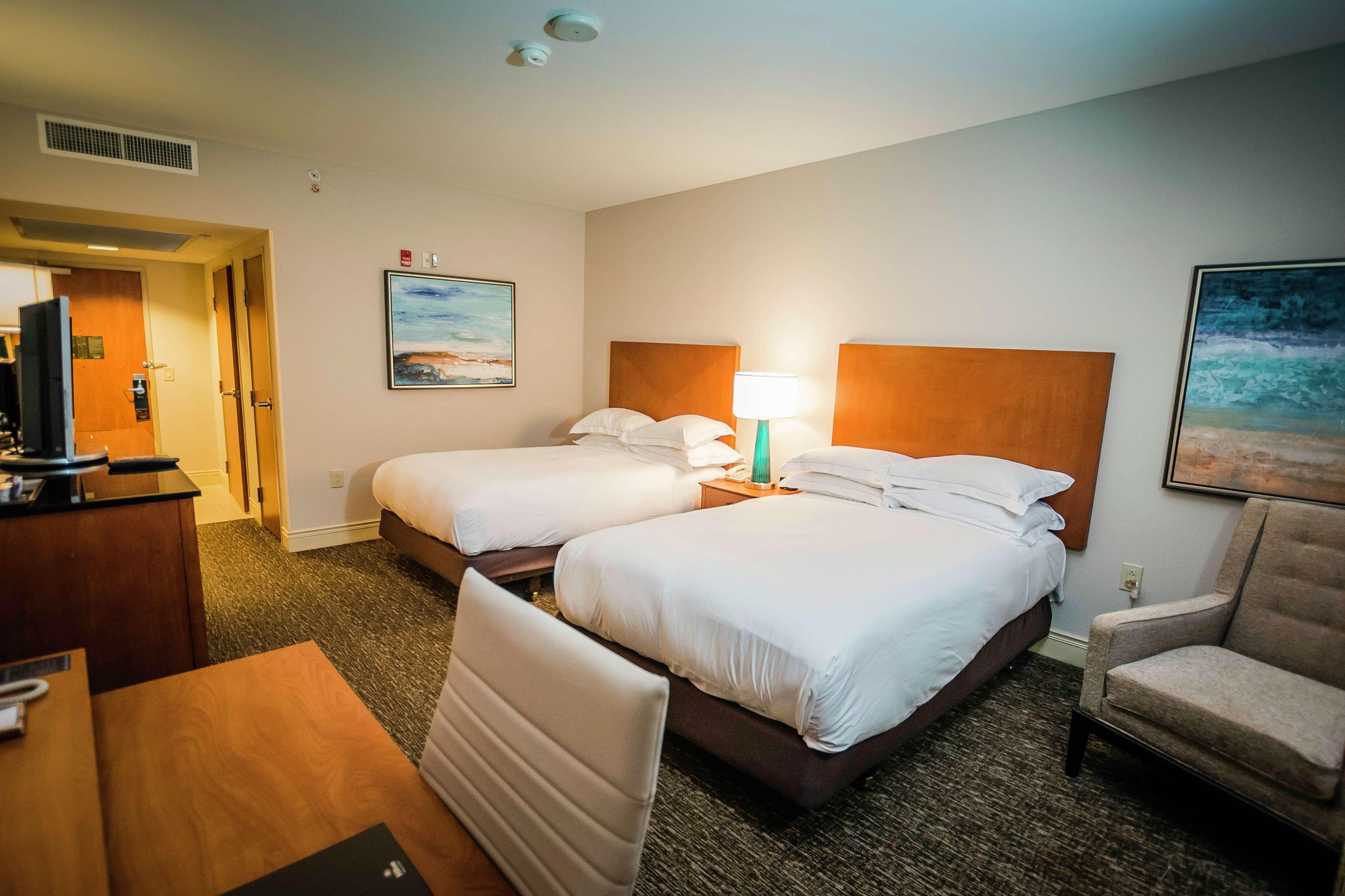 Hilton St. Petersburg Carillon Park Hotel Екстериор снимка