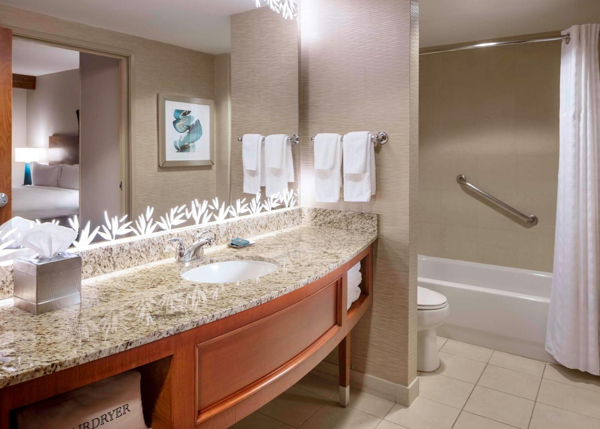 Hilton St. Petersburg Carillon Park Hotel Екстериор снимка